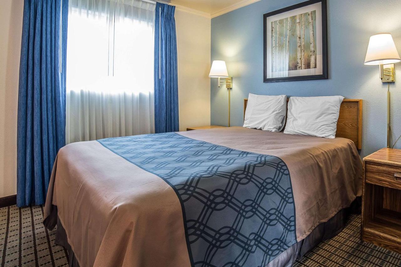 Econo Lodge Inn & Suites لوجان المظهر الخارجي الصورة