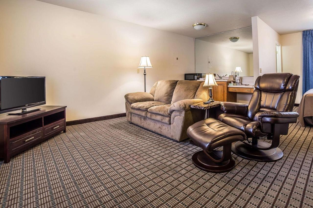 Econo Lodge Inn & Suites لوجان المظهر الخارجي الصورة
