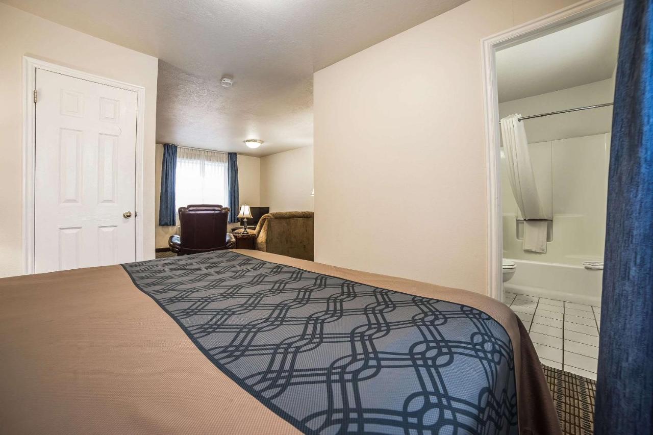 Econo Lodge Inn & Suites لوجان المظهر الخارجي الصورة