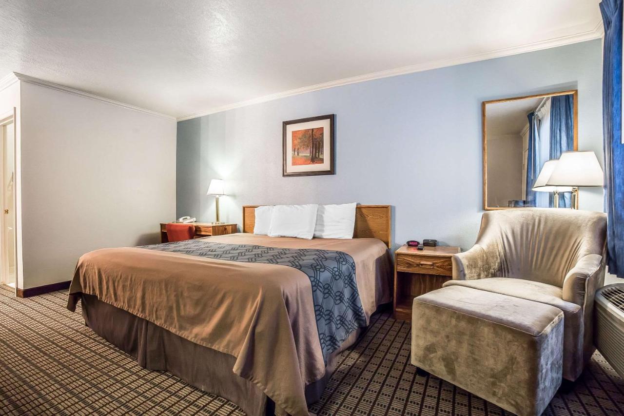 Econo Lodge Inn & Suites لوجان المظهر الخارجي الصورة
