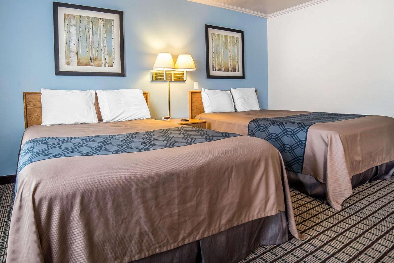 Econo Lodge Inn & Suites لوجان المظهر الخارجي الصورة