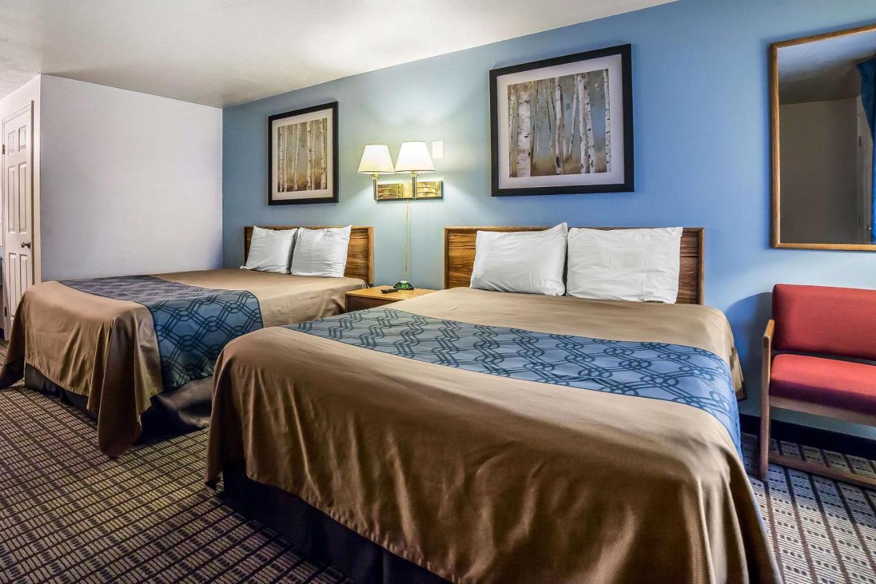 Econo Lodge Inn & Suites لوجان المظهر الخارجي الصورة