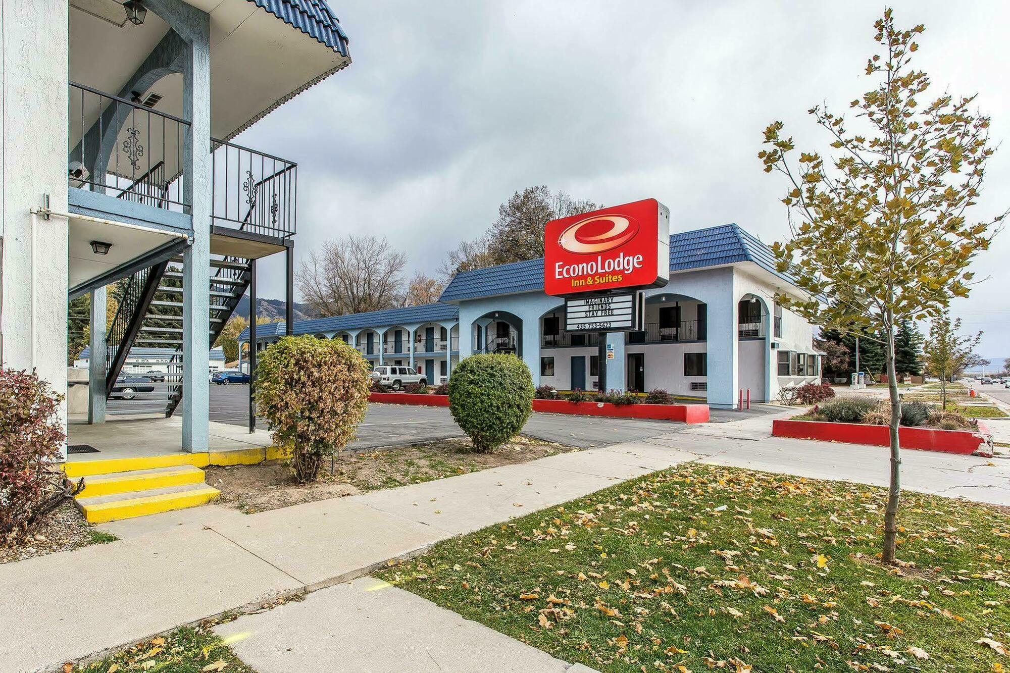 Econo Lodge Inn & Suites لوجان المظهر الخارجي الصورة