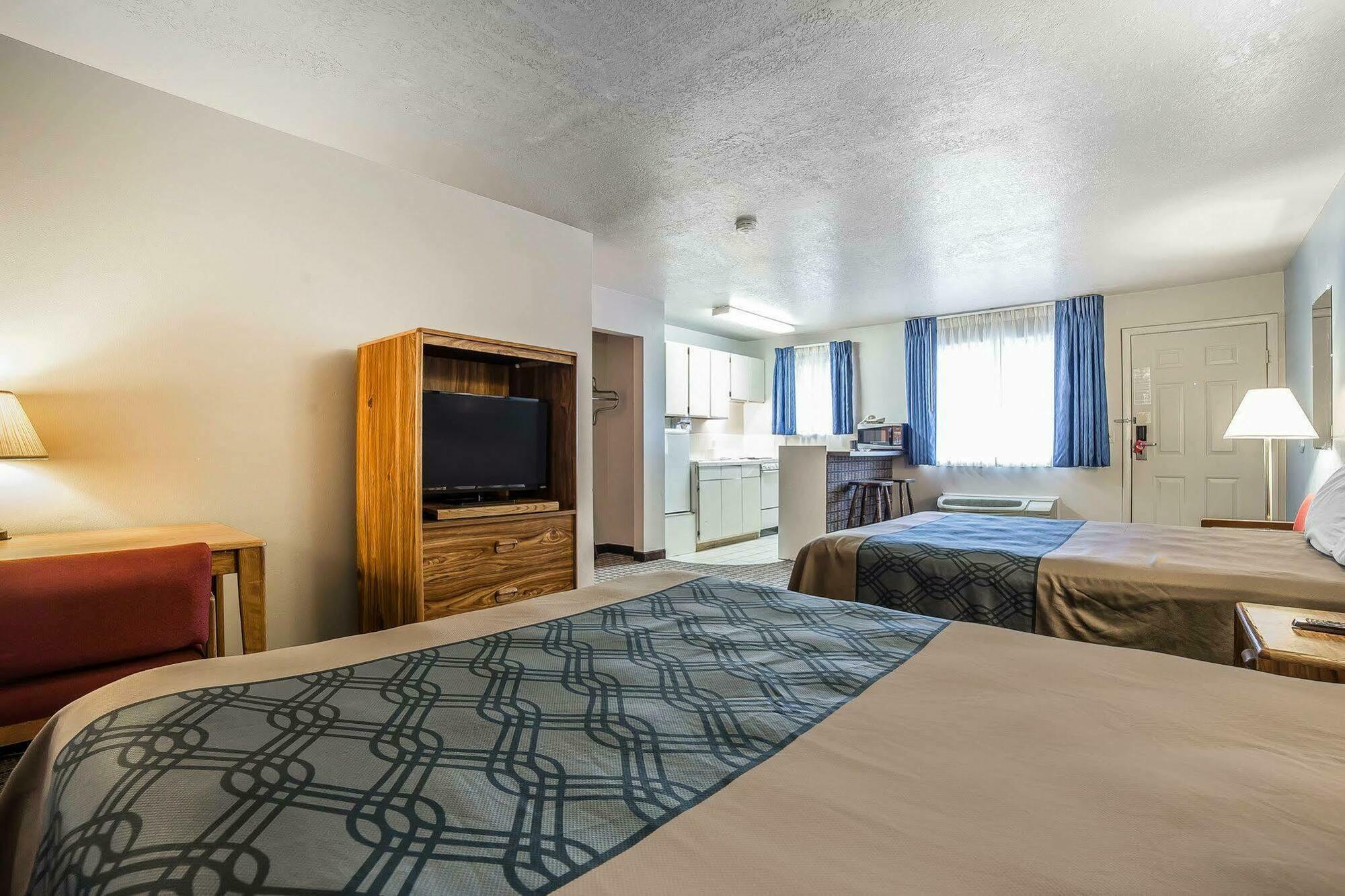 Econo Lodge Inn & Suites لوجان المظهر الخارجي الصورة