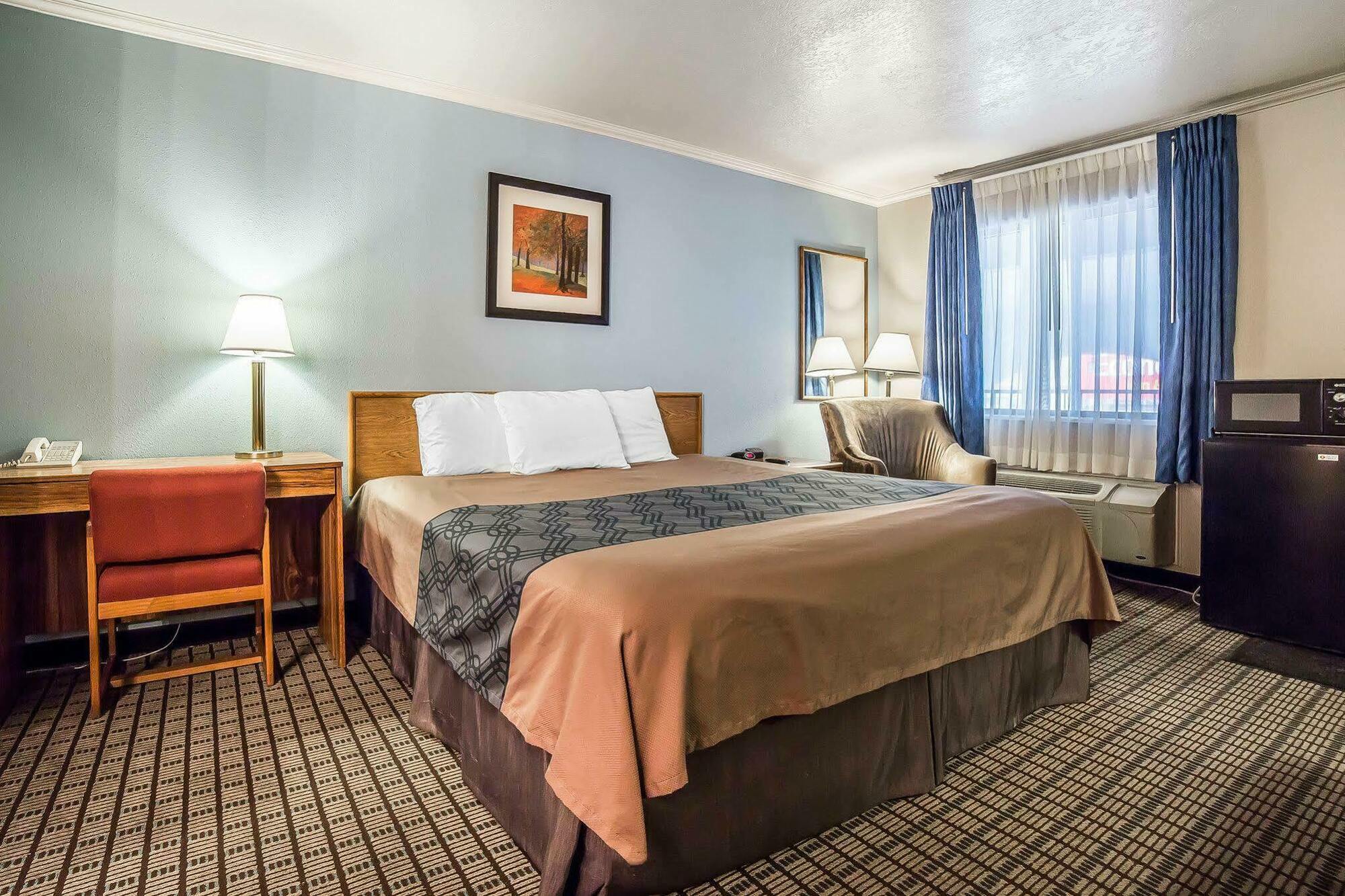 Econo Lodge Inn & Suites لوجان المظهر الخارجي الصورة